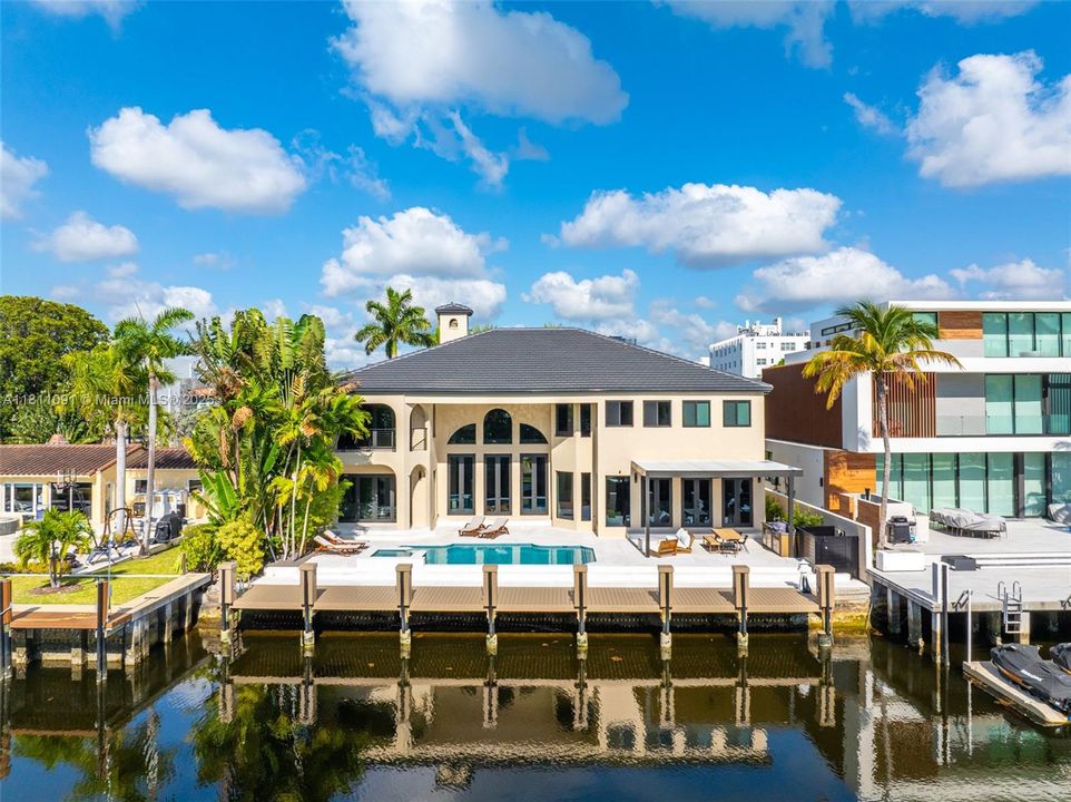 For Sale: $6,995,000 (6 beds, 5 baths, 5526 Square Feet)