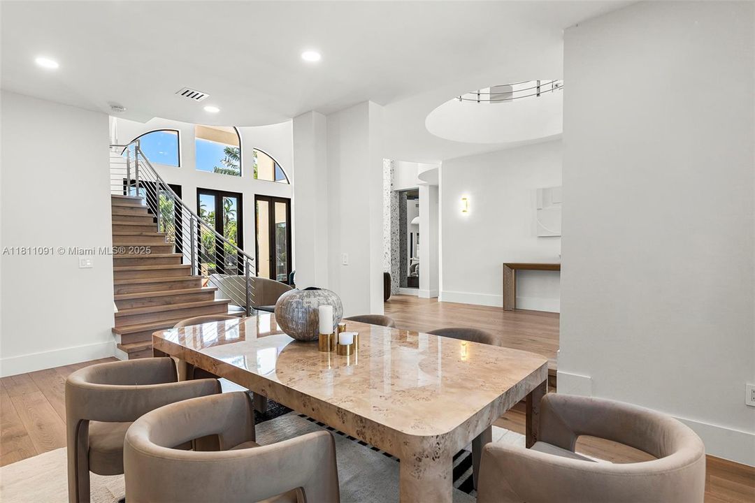 For Sale: $6,995,000 (6 beds, 5 baths, 5526 Square Feet)