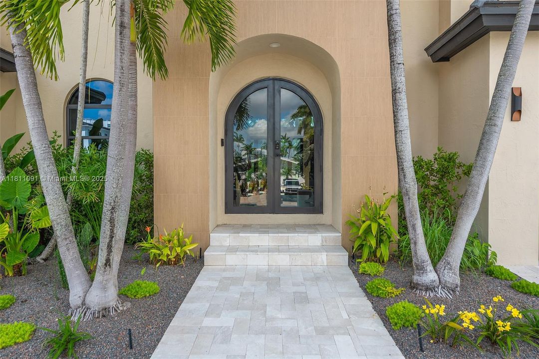 For Sale: $6,995,000 (6 beds, 5 baths, 5526 Square Feet)