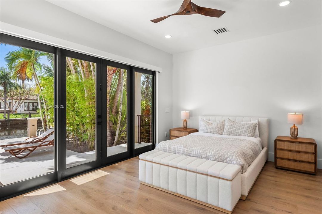 For Sale: $6,995,000 (6 beds, 5 baths, 5526 Square Feet)