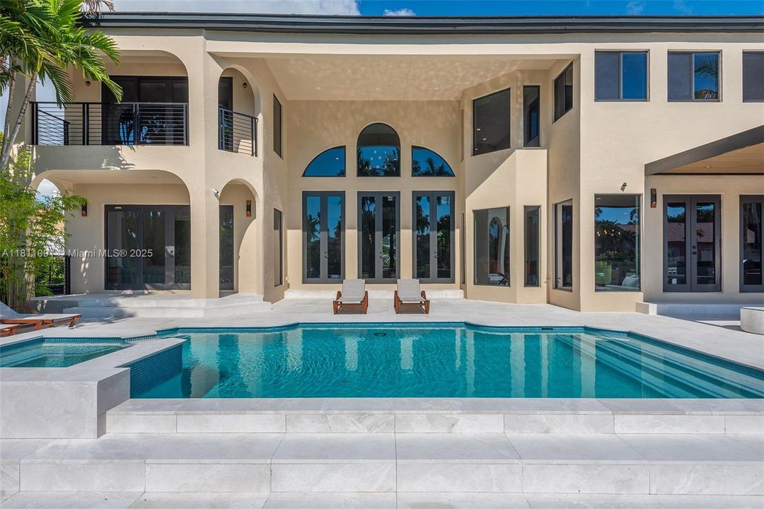 For Sale: $6,995,000 (6 beds, 5 baths, 5526 Square Feet)