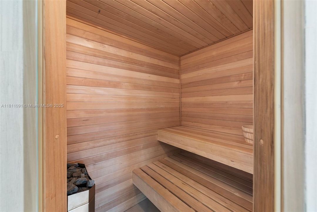 For Sale: $6,995,000 (6 beds, 5 baths, 5526 Square Feet)