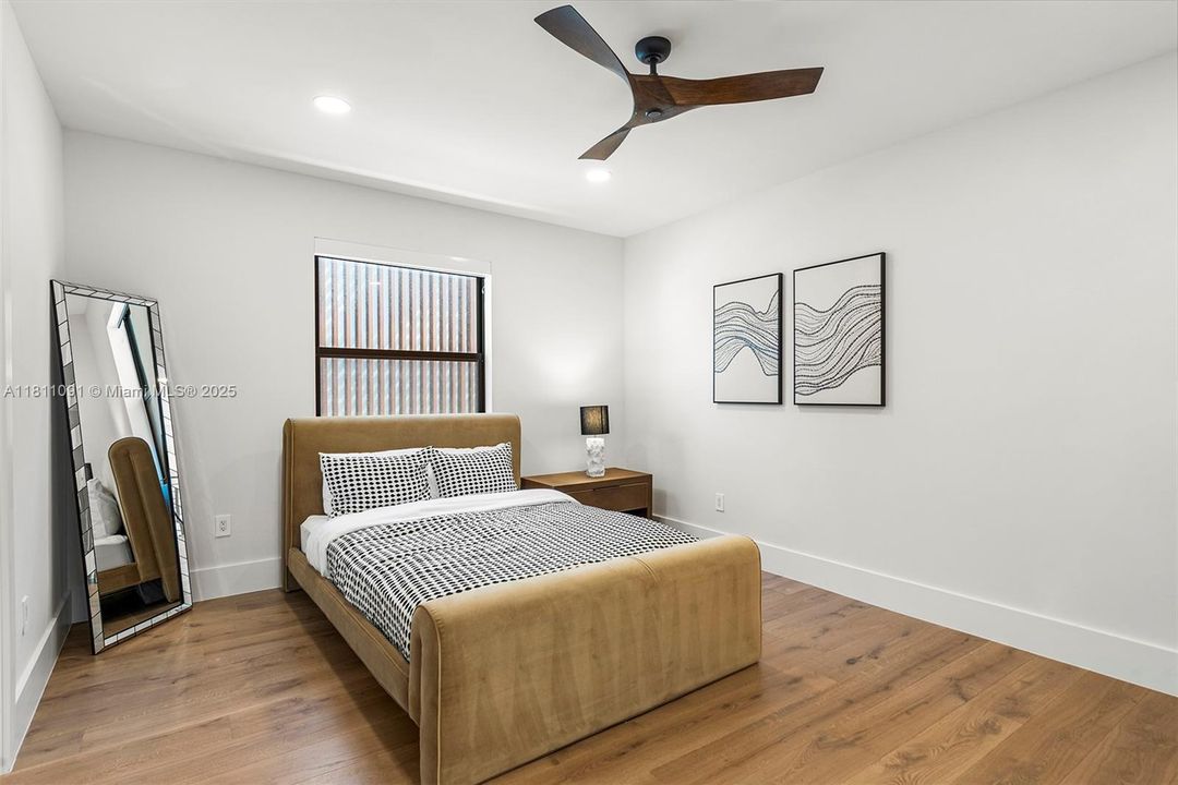 For Sale: $6,995,000 (6 beds, 5 baths, 5526 Square Feet)