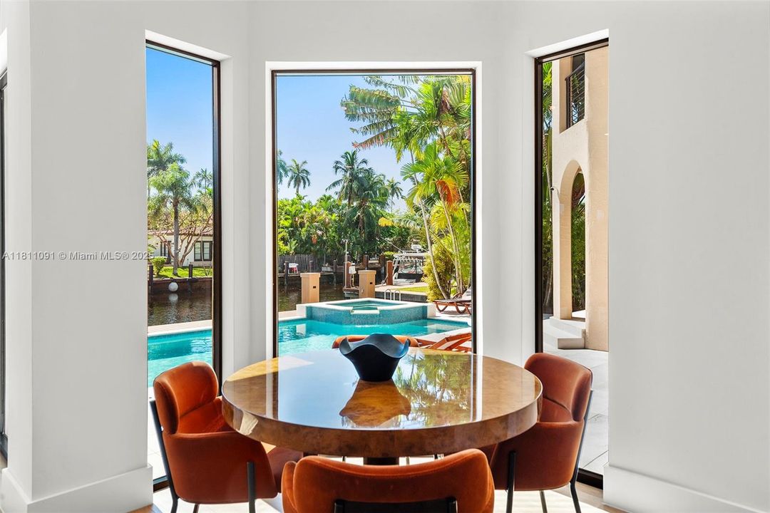 For Sale: $6,995,000 (6 beds, 5 baths, 5526 Square Feet)