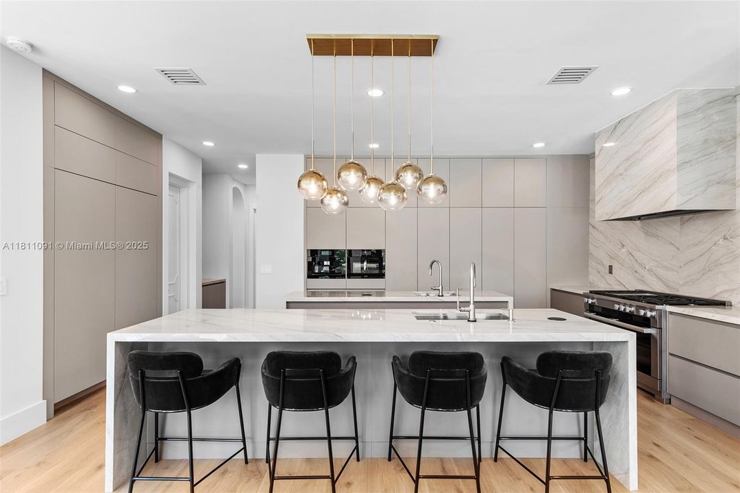 For Sale: $6,995,000 (6 beds, 5 baths, 5526 Square Feet)