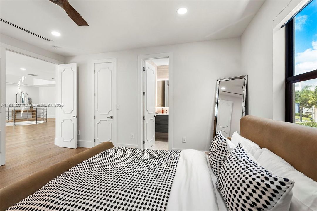 For Sale: $6,995,000 (6 beds, 5 baths, 5526 Square Feet)