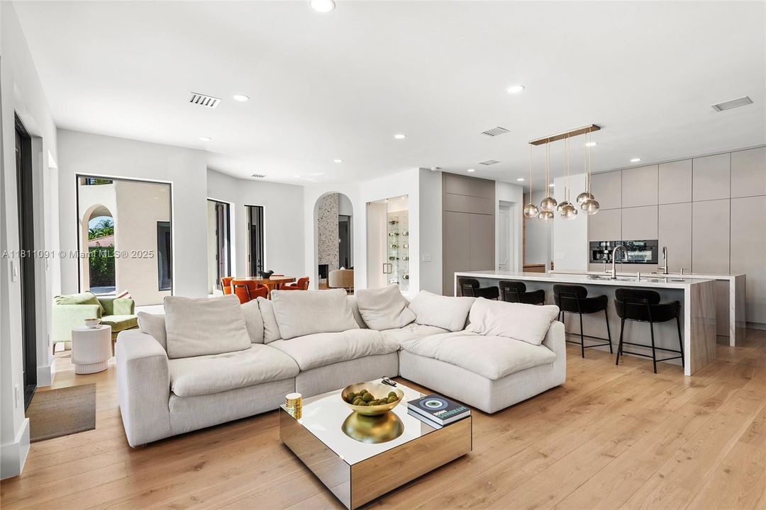 For Sale: $6,995,000 (6 beds, 5 baths, 5526 Square Feet)