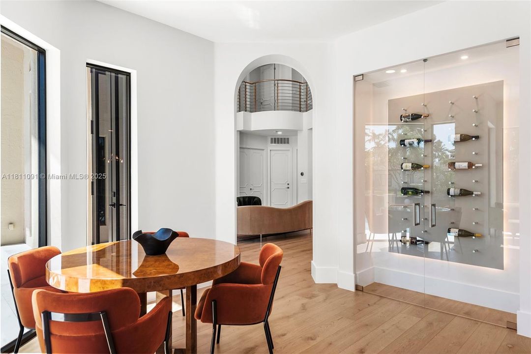 For Sale: $6,995,000 (6 beds, 5 baths, 5526 Square Feet)