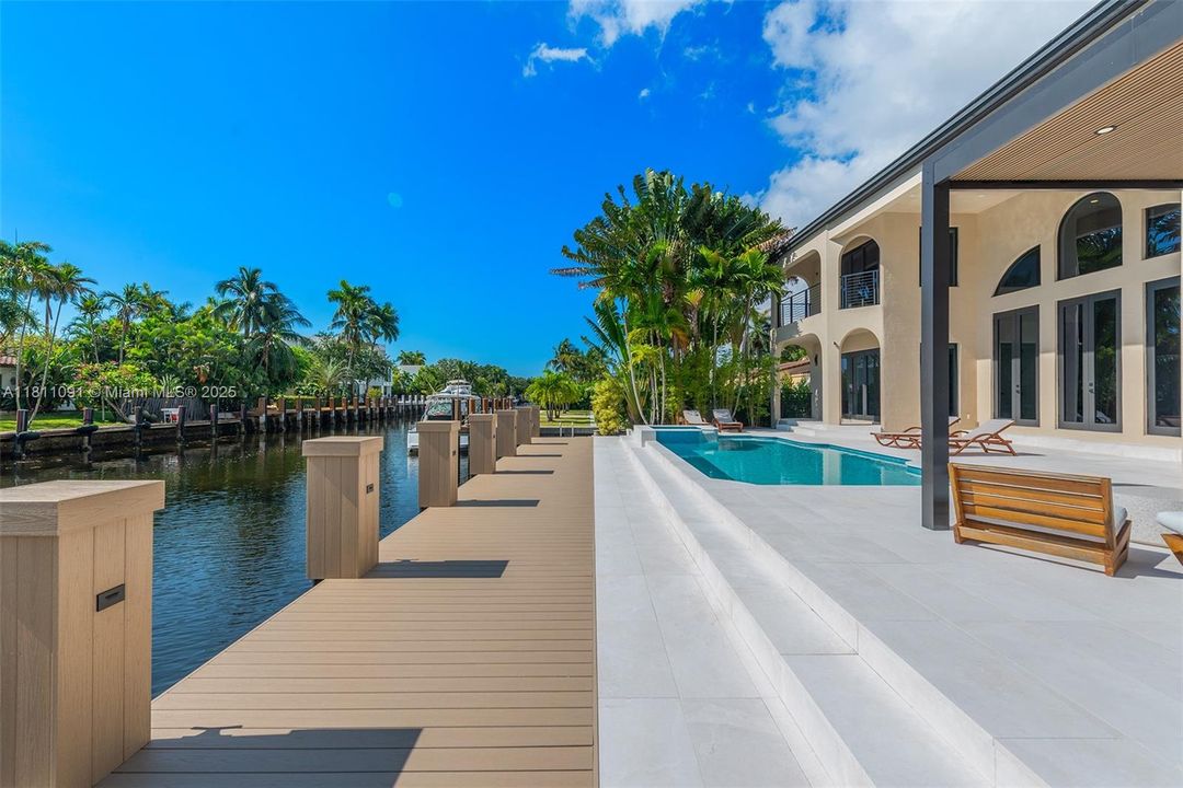 For Sale: $6,995,000 (6 beds, 5 baths, 5526 Square Feet)