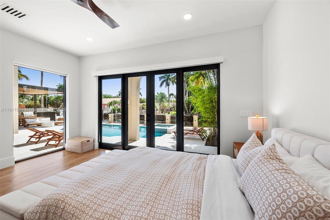 For Sale: $6,995,000 (6 beds, 5 baths, 5526 Square Feet)