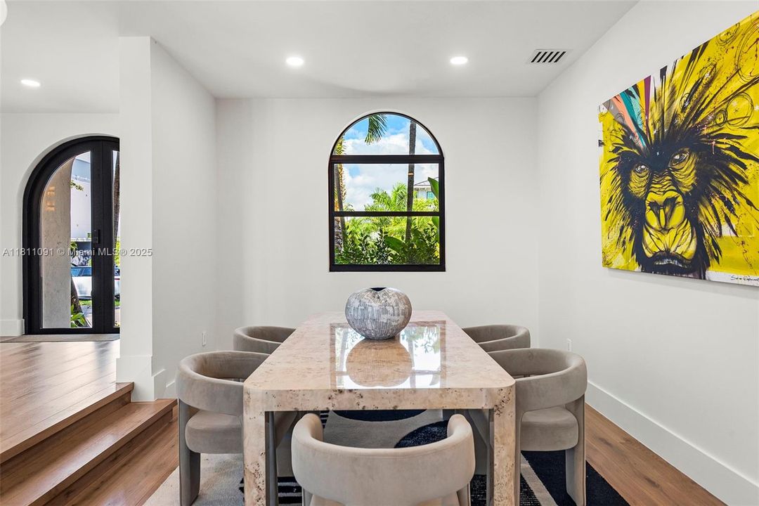 For Sale: $6,995,000 (6 beds, 5 baths, 5526 Square Feet)