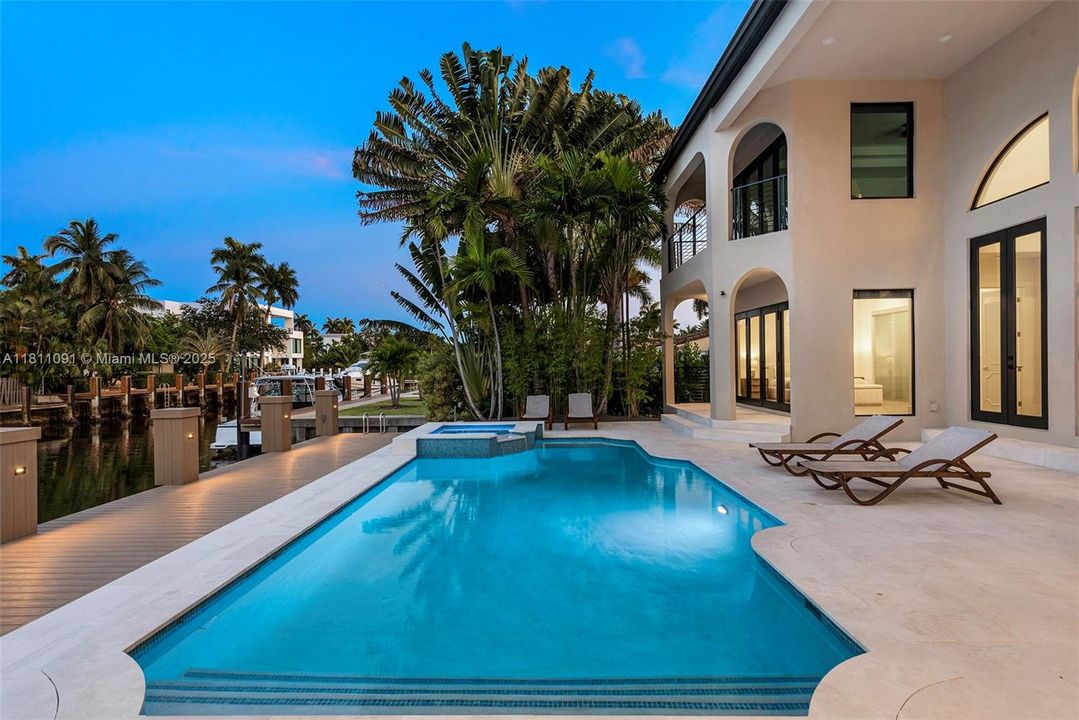 For Sale: $6,995,000 (6 beds, 5 baths, 5526 Square Feet)