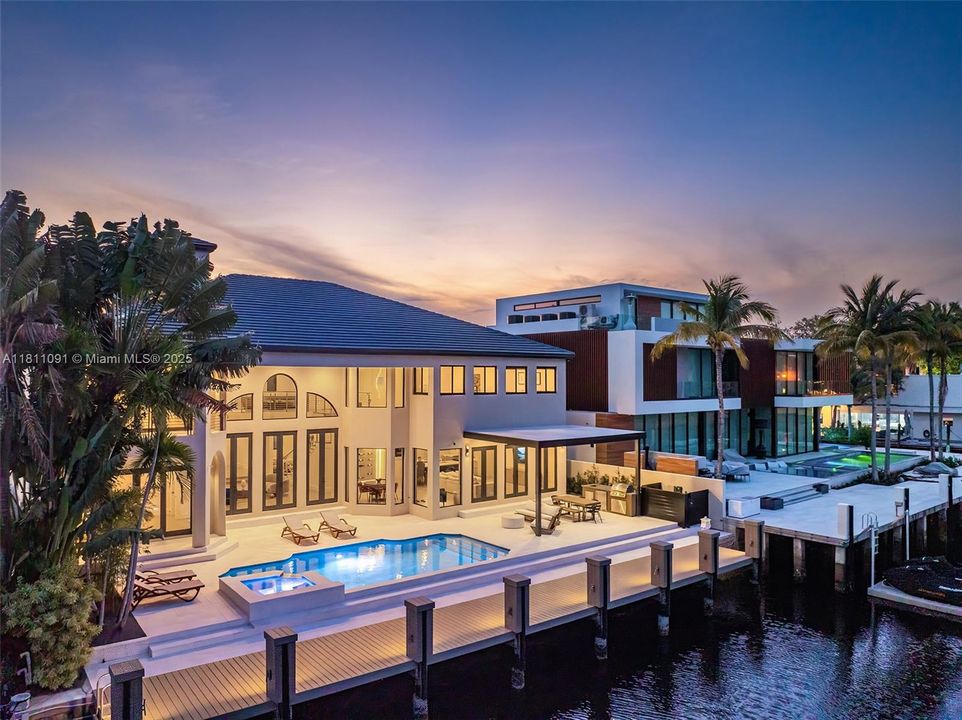 For Sale: $6,995,000 (6 beds, 5 baths, 5526 Square Feet)