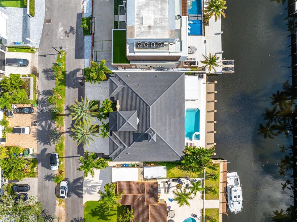 For Sale: $6,995,000 (6 beds, 5 baths, 5526 Square Feet)