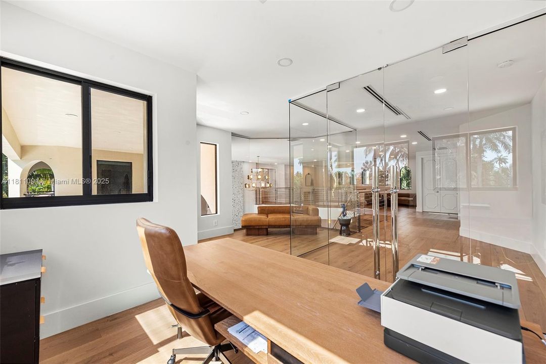 For Sale: $6,995,000 (6 beds, 5 baths, 5526 Square Feet)