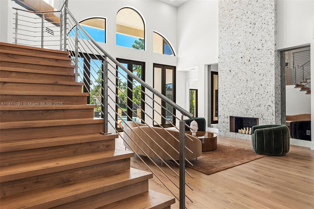 For Sale: $6,995,000 (6 beds, 5 baths, 5526 Square Feet)