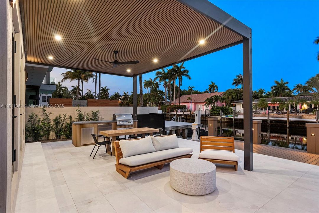 For Sale: $6,995,000 (6 beds, 5 baths, 5526 Square Feet)