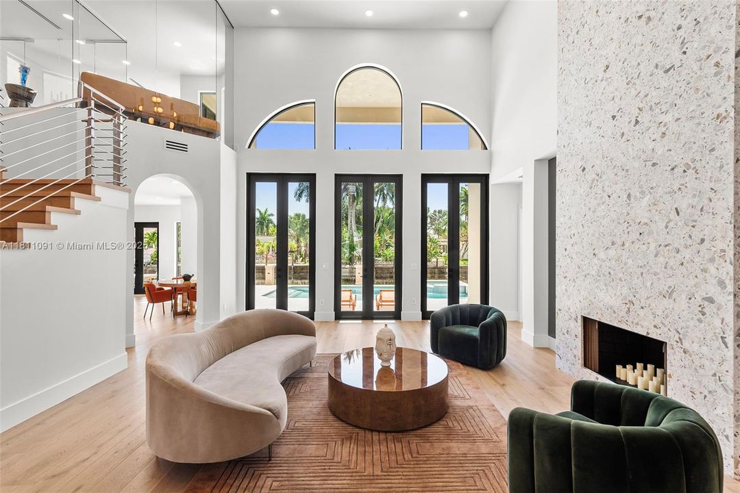 For Sale: $6,995,000 (6 beds, 5 baths, 5526 Square Feet)