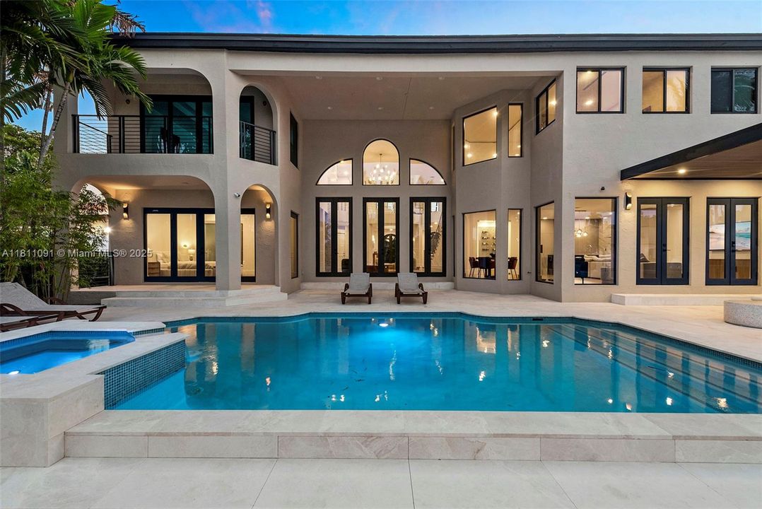 For Sale: $6,995,000 (6 beds, 5 baths, 5526 Square Feet)