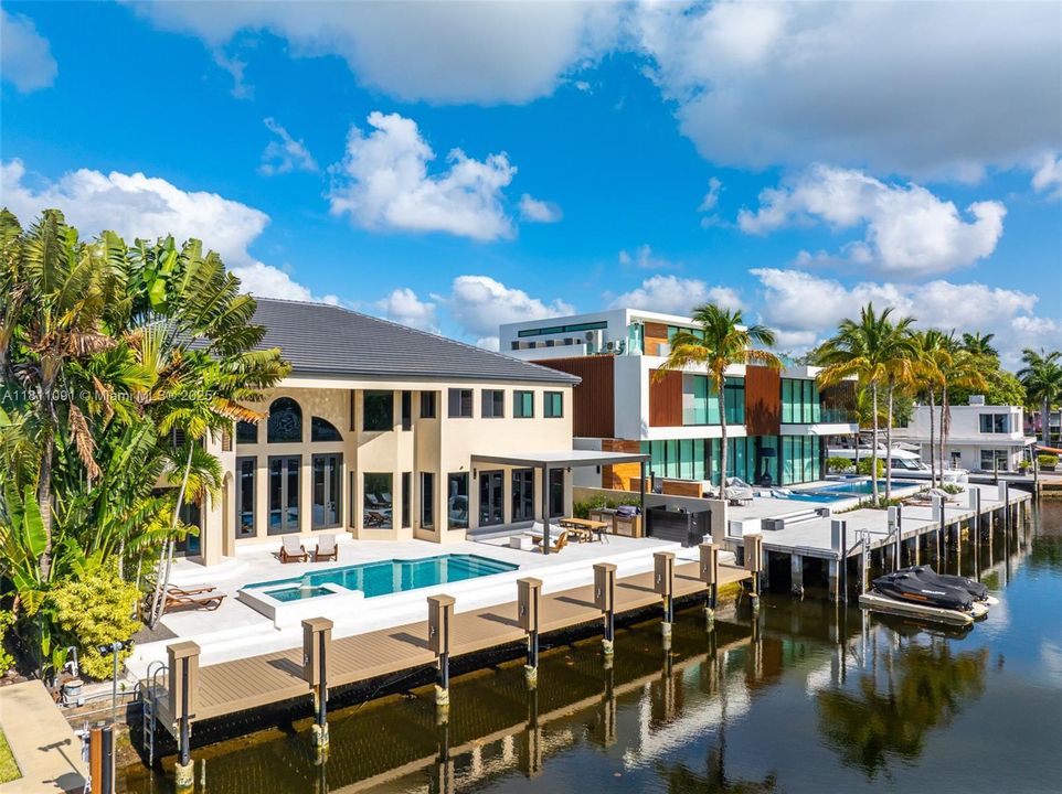 For Sale: $6,995,000 (6 beds, 5 baths, 5526 Square Feet)