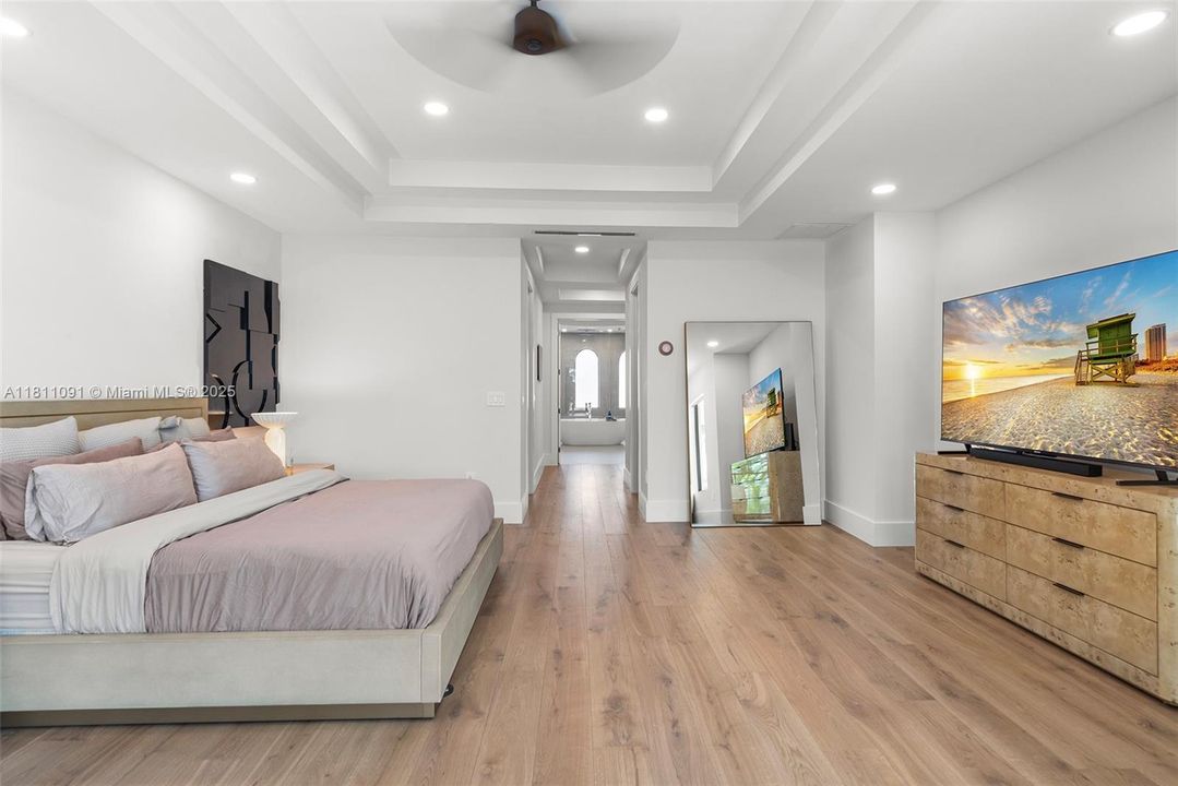 For Sale: $6,995,000 (6 beds, 5 baths, 5526 Square Feet)