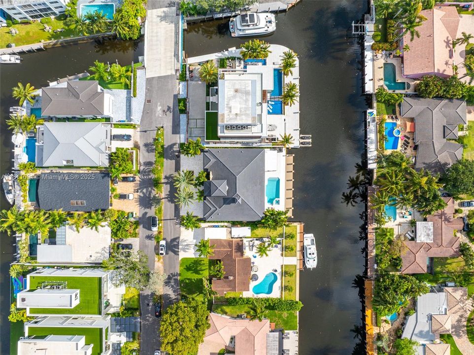 For Sale: $6,995,000 (6 beds, 5 baths, 5526 Square Feet)