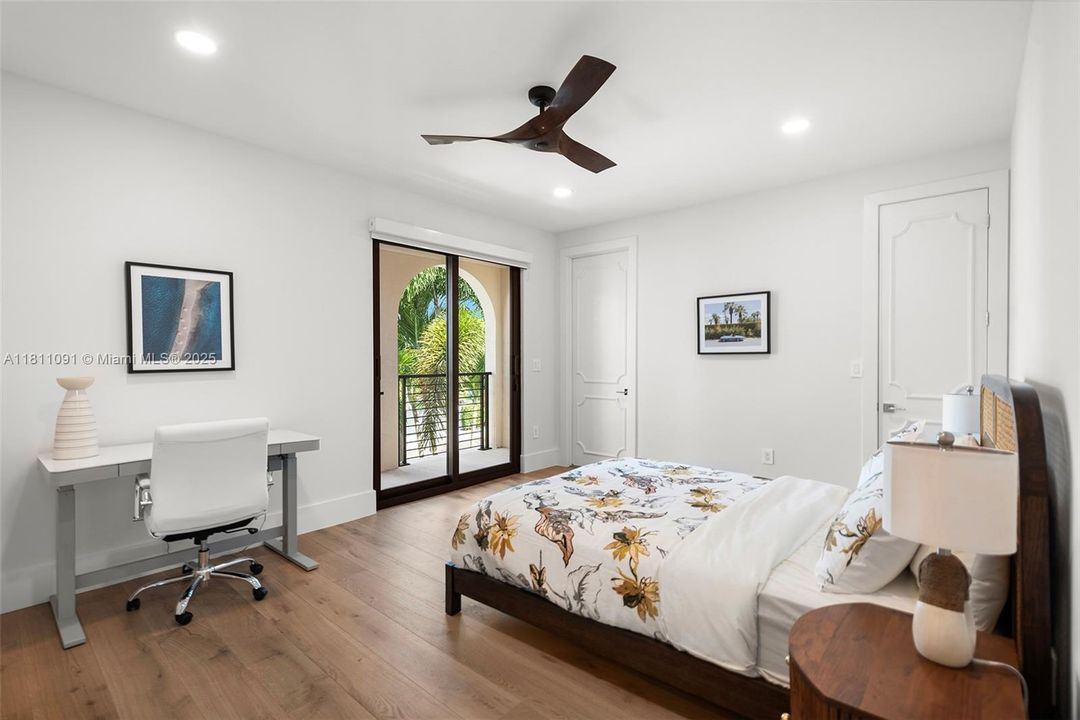 For Sale: $6,995,000 (6 beds, 5 baths, 5526 Square Feet)