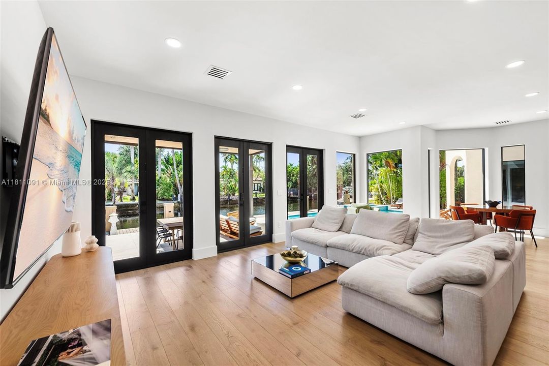 For Sale: $6,995,000 (6 beds, 5 baths, 5526 Square Feet)