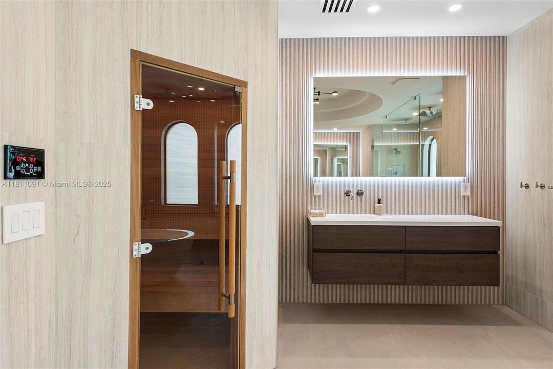 For Sale: $6,995,000 (6 beds, 5 baths, 5526 Square Feet)