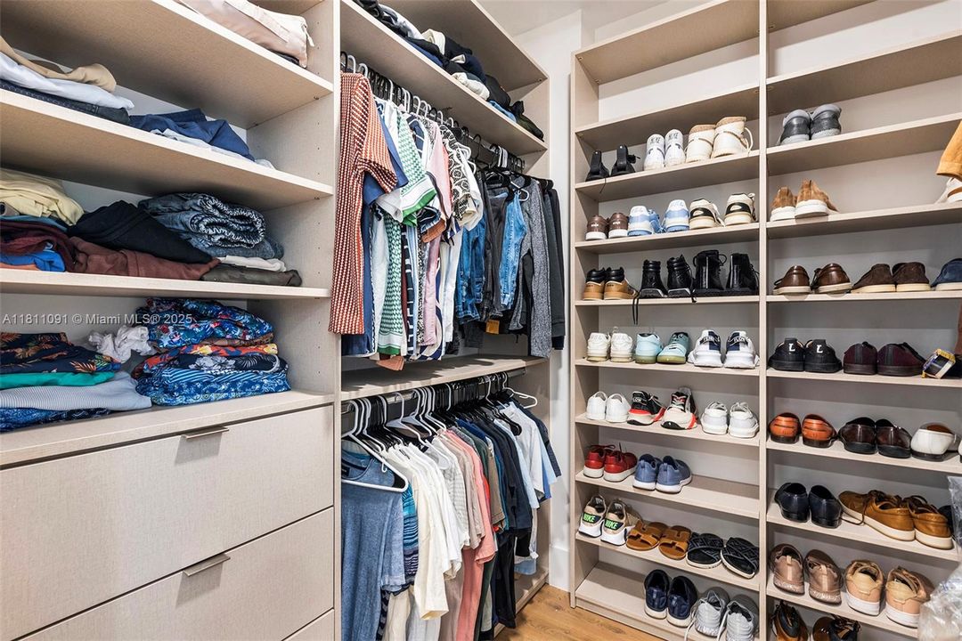 For Sale: $6,995,000 (6 beds, 5 baths, 5526 Square Feet)