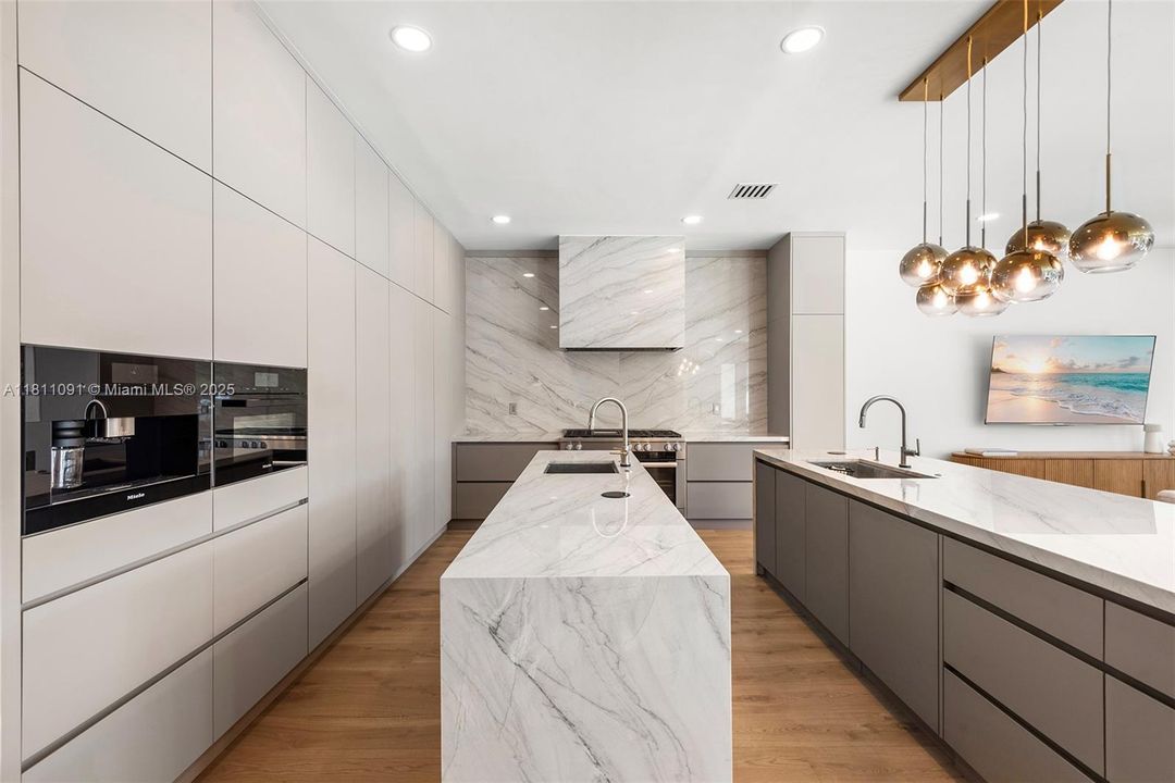 For Sale: $6,995,000 (6 beds, 5 baths, 5526 Square Feet)