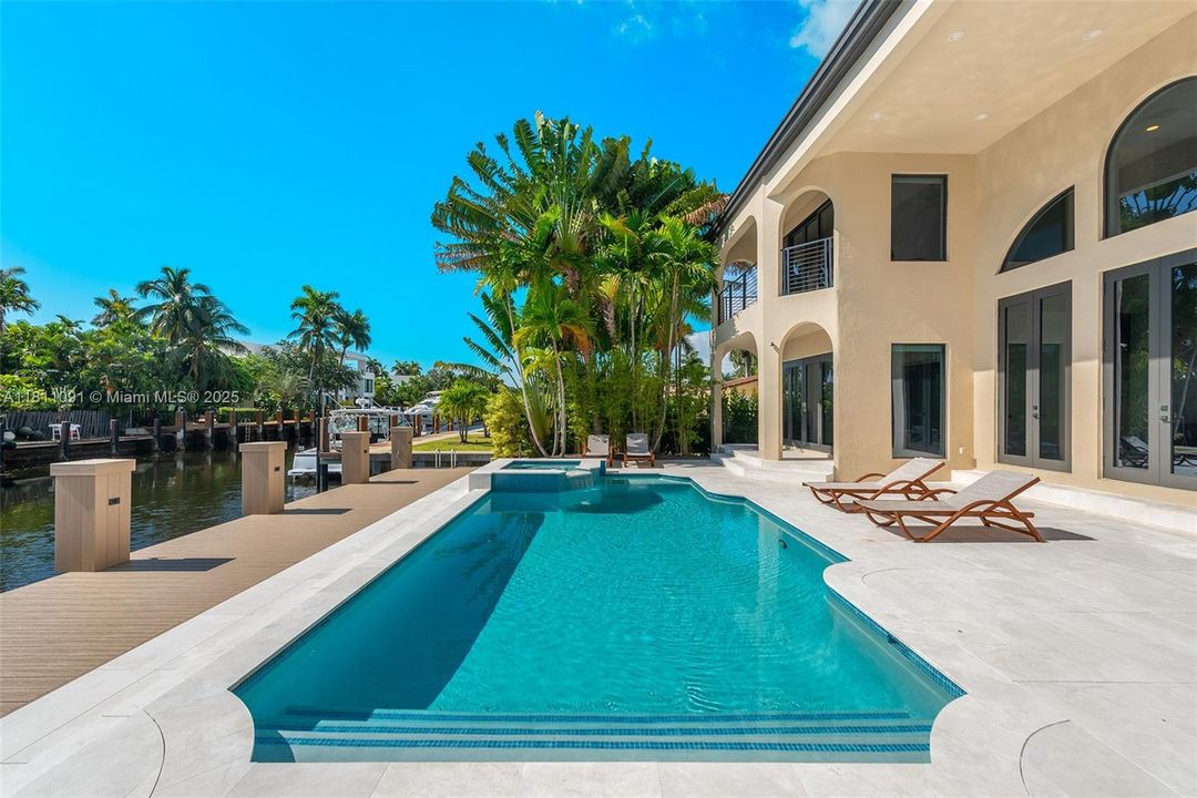 For Sale: $6,995,000 (6 beds, 5 baths, 5526 Square Feet)