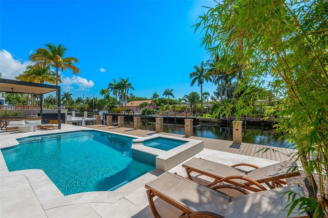 For Sale: $6,995,000 (6 beds, 5 baths, 5526 Square Feet)