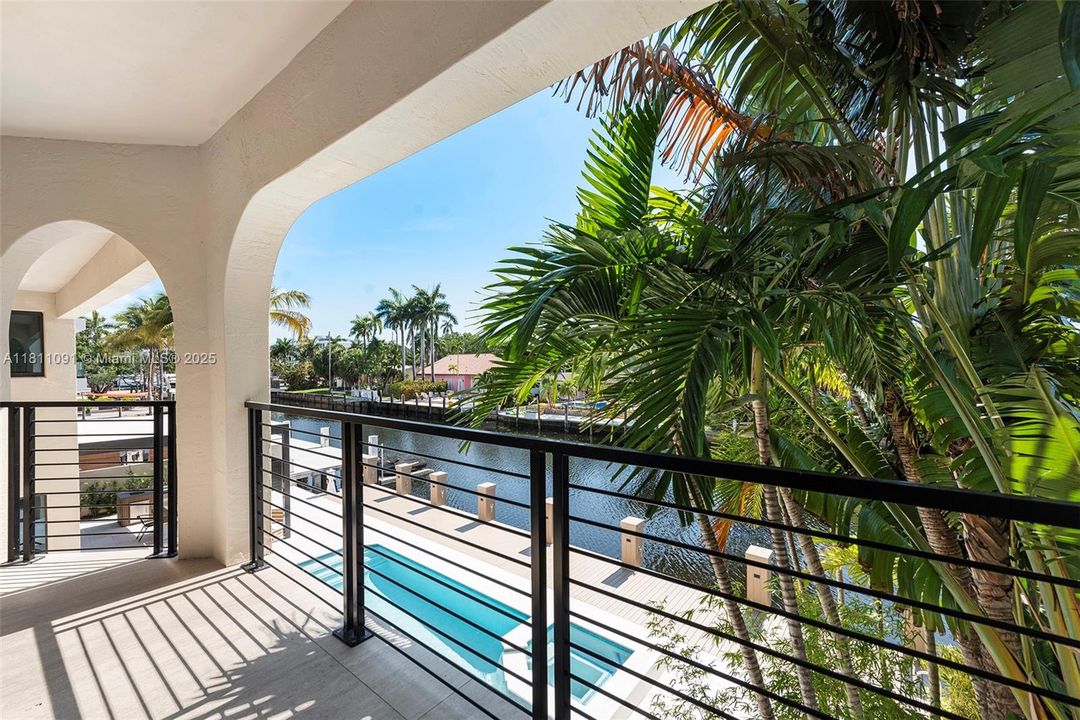 For Sale: $6,995,000 (6 beds, 5 baths, 5526 Square Feet)