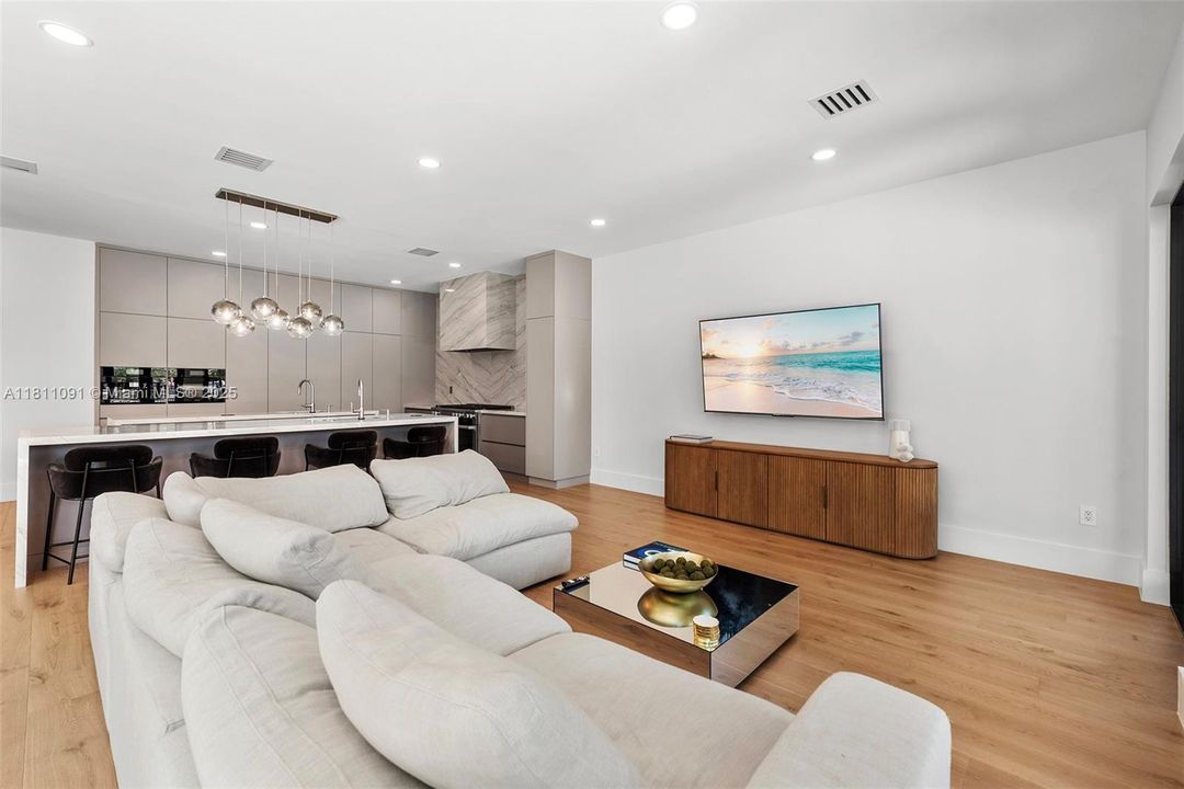 For Sale: $6,995,000 (6 beds, 5 baths, 5526 Square Feet)