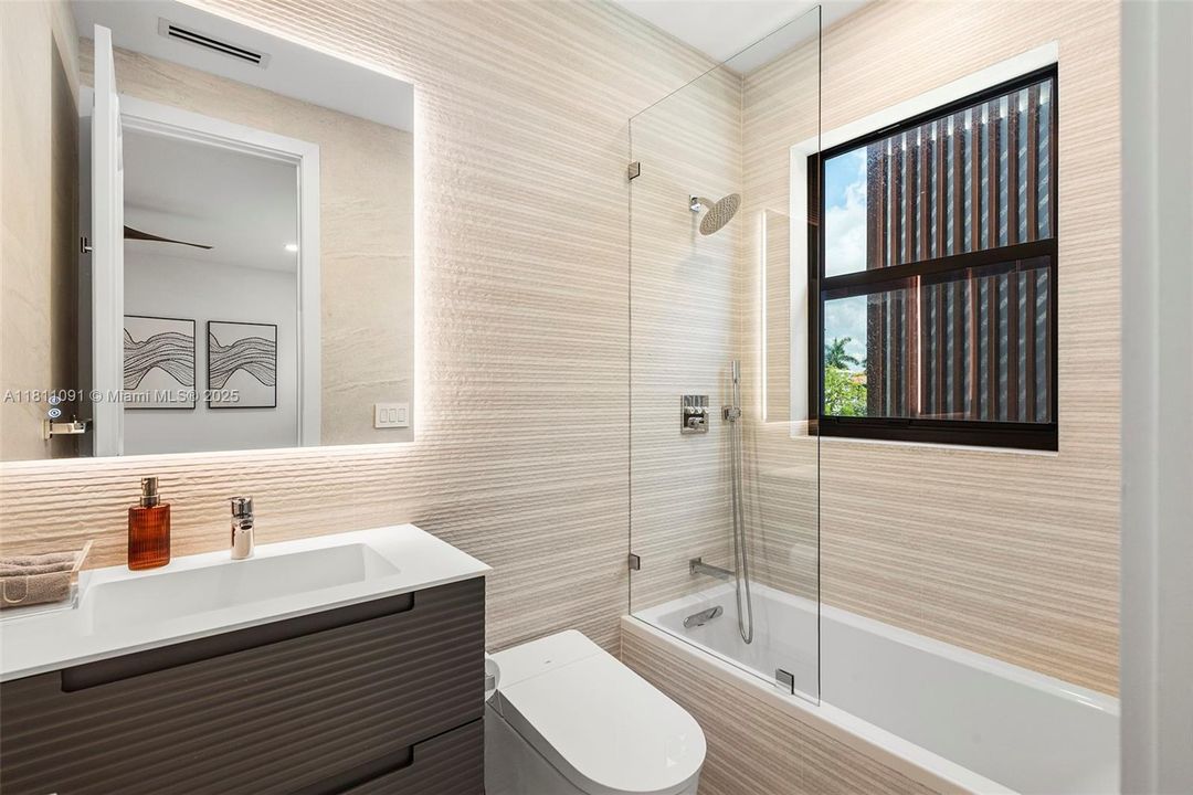 For Sale: $6,995,000 (6 beds, 5 baths, 5526 Square Feet)