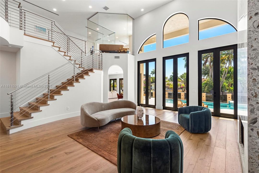 For Sale: $6,995,000 (6 beds, 5 baths, 5526 Square Feet)