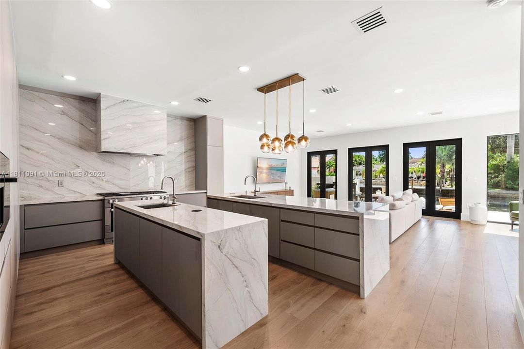 For Sale: $6,995,000 (6 beds, 5 baths, 5526 Square Feet)