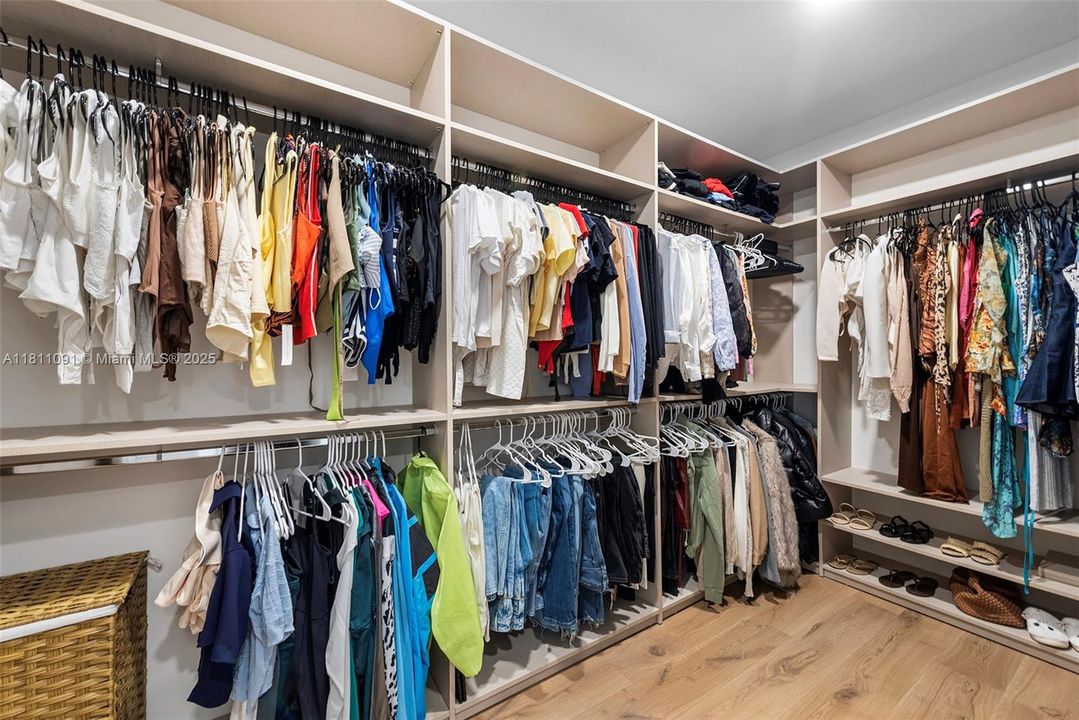 For Sale: $6,995,000 (6 beds, 5 baths, 5526 Square Feet)