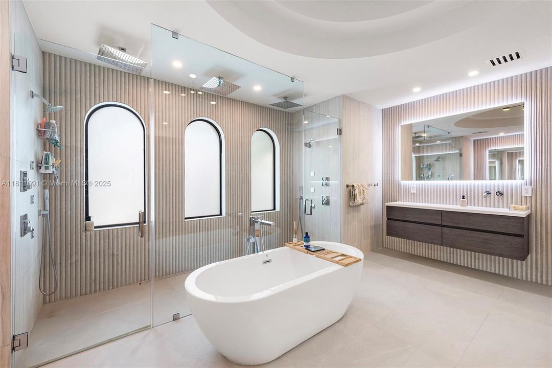 For Sale: $6,995,000 (6 beds, 5 baths, 5526 Square Feet)