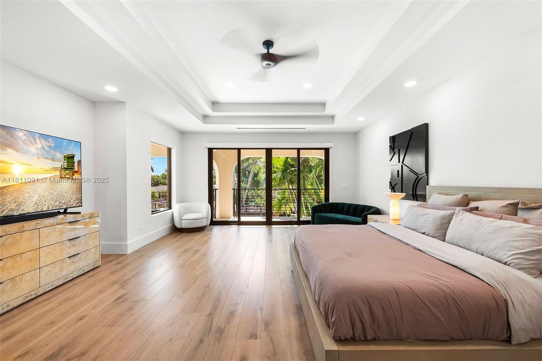 For Sale: $6,995,000 (6 beds, 5 baths, 5526 Square Feet)