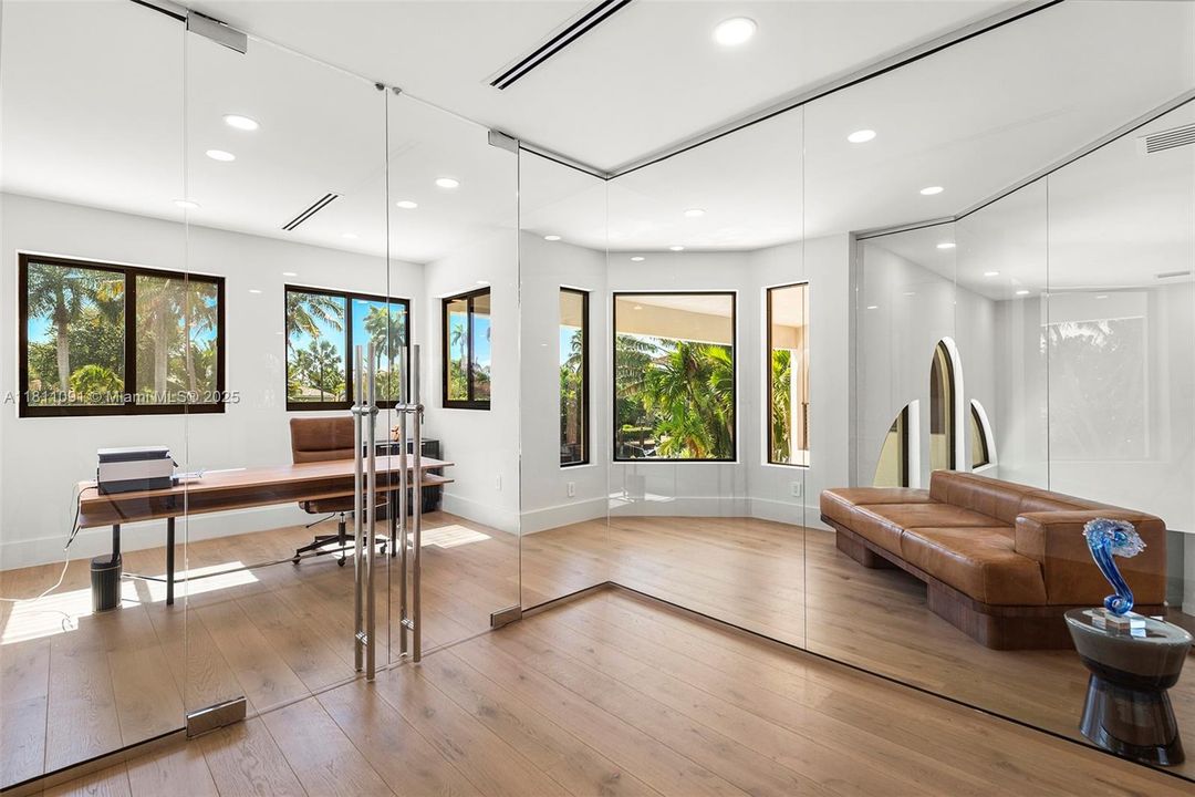 For Sale: $6,995,000 (6 beds, 5 baths, 5526 Square Feet)