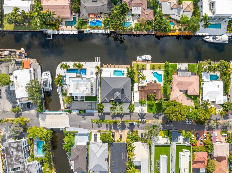 For Sale: $6,995,000 (6 beds, 5 baths, 5526 Square Feet)