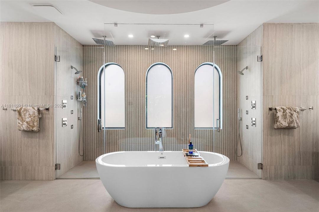 For Sale: $6,995,000 (6 beds, 5 baths, 5526 Square Feet)