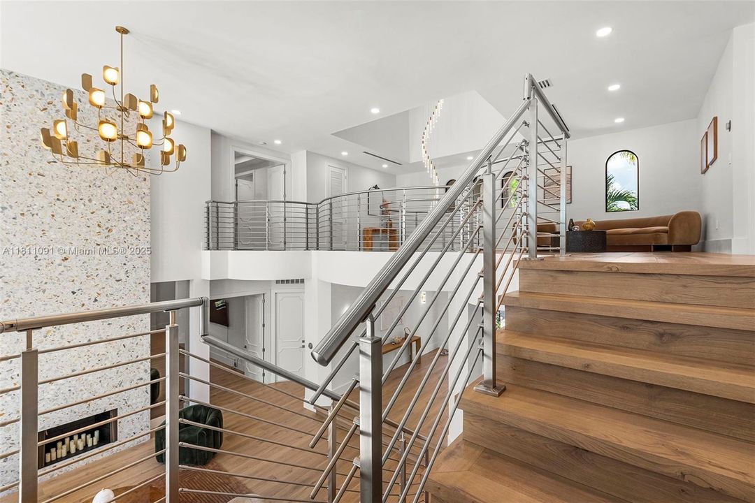 For Sale: $6,995,000 (6 beds, 5 baths, 5526 Square Feet)