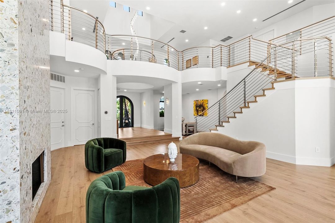 For Sale: $6,995,000 (6 beds, 5 baths, 5526 Square Feet)