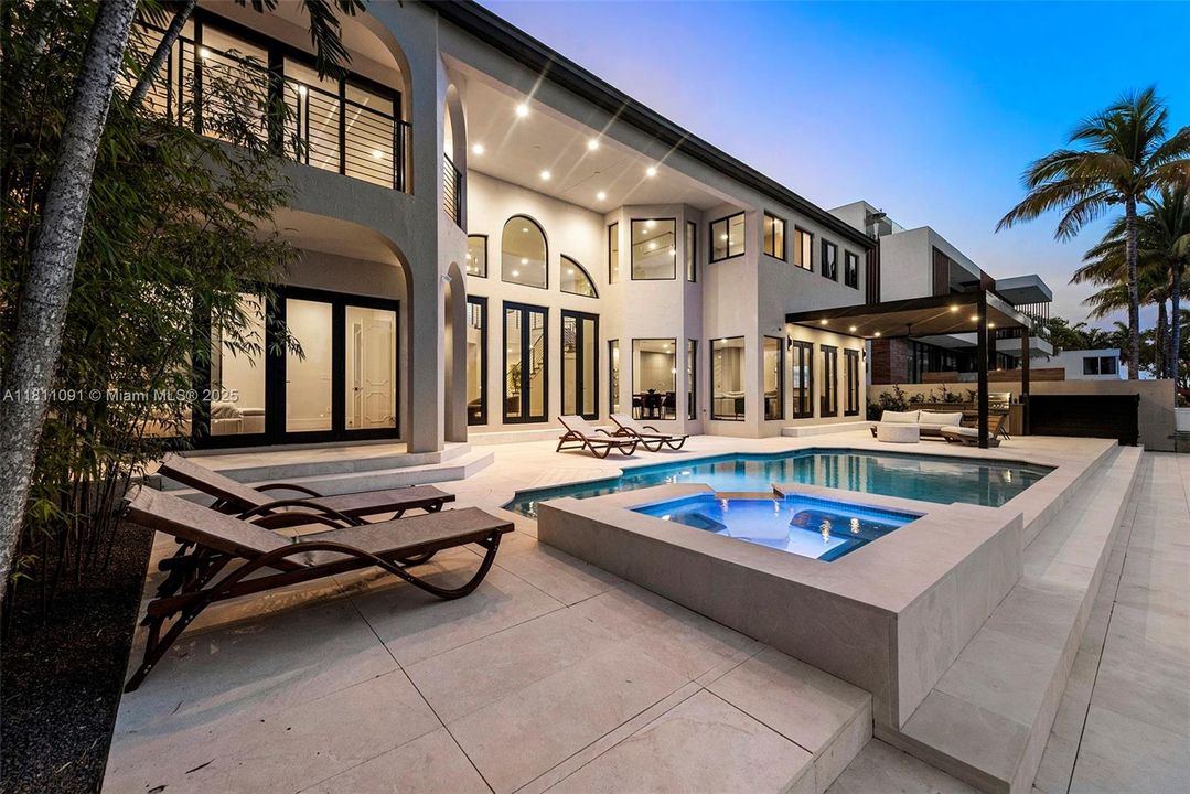 For Sale: $6,995,000 (6 beds, 5 baths, 5526 Square Feet)