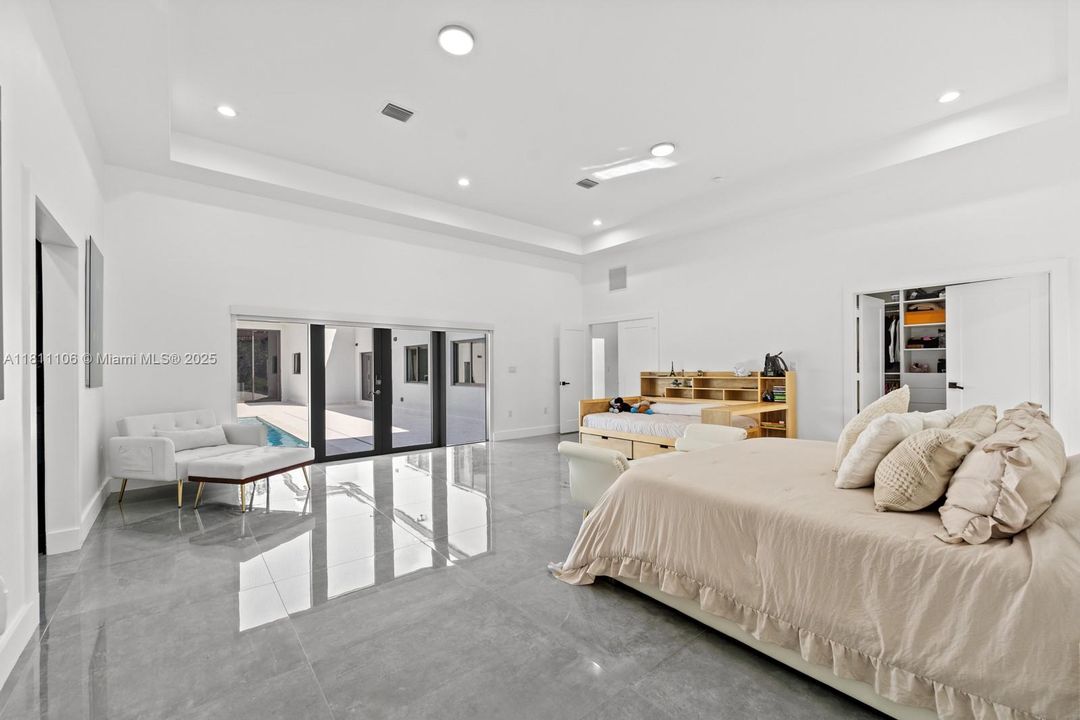 Vendido Recientemente: $2,250,000 (4 camas, 4 baños, 3123 Pies cuadrados)