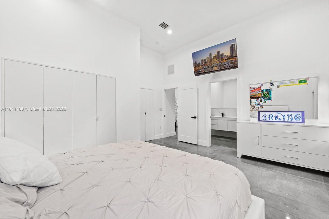 Vendido Recientemente: $2,250,000 (4 camas, 4 baños, 3123 Pies cuadrados)