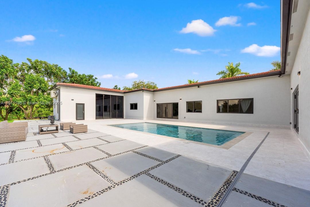 Vendido Recientemente: $2,250,000 (4 camas, 4 baños, 3123 Pies cuadrados)